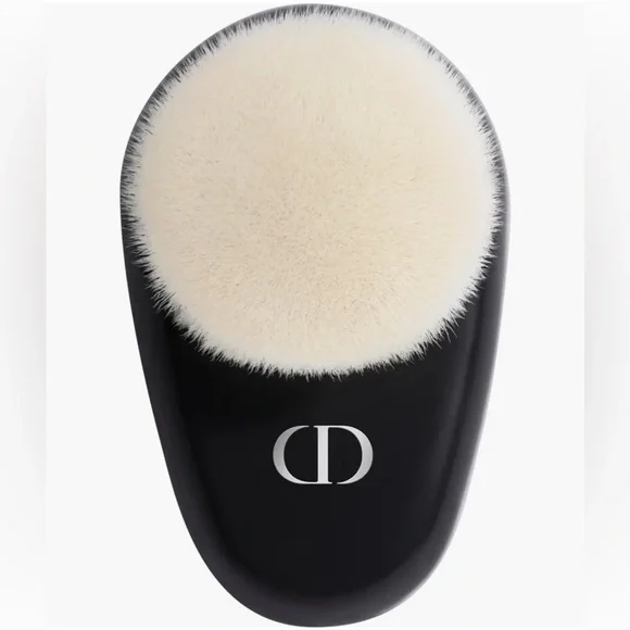 Dior Backstage Buffing Brush 18 - Picture 2 of 7